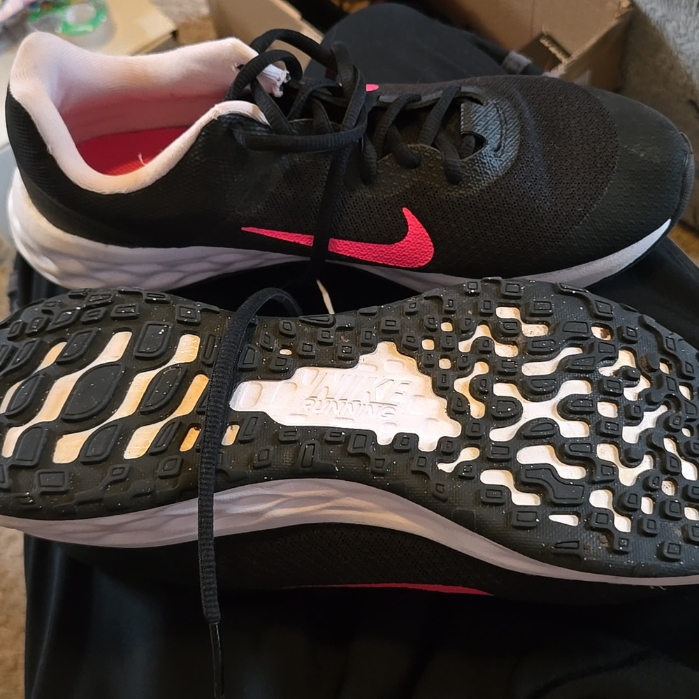 Nike black and pink 6Y girls shoes